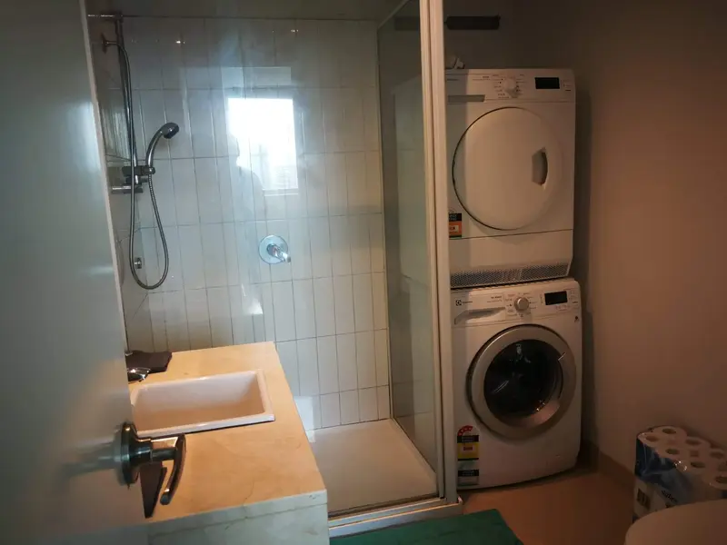 673 La Trobe St, Bathroom
