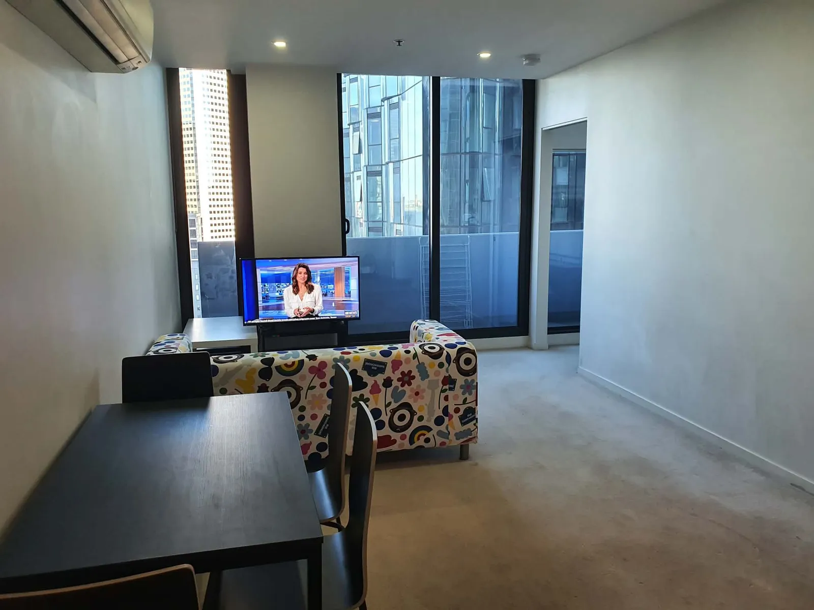 8 Sutherland St, Living room