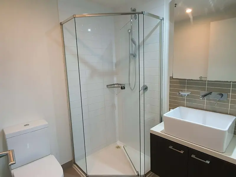 8 Sutherland St, Bathroom