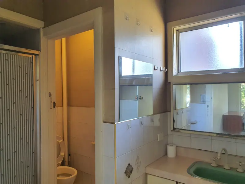 Burton Ave, Bathroom
