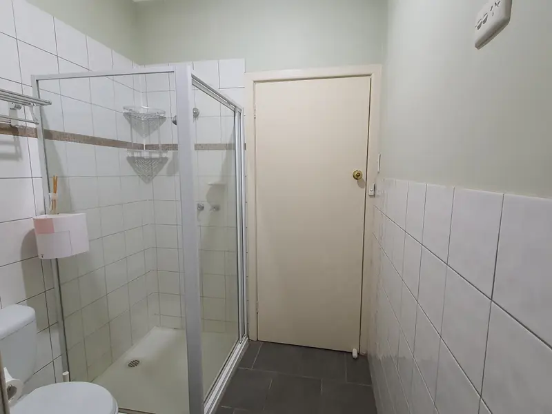 Kanooka Grove, Bathroom