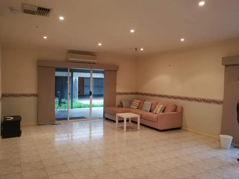 Marshall Ave, Living room