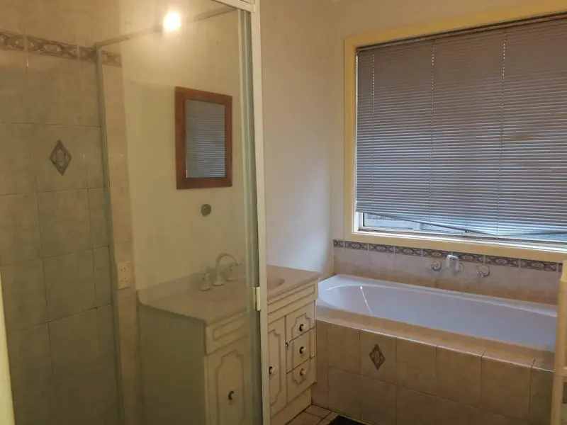 Marshall Ave, Bathroom