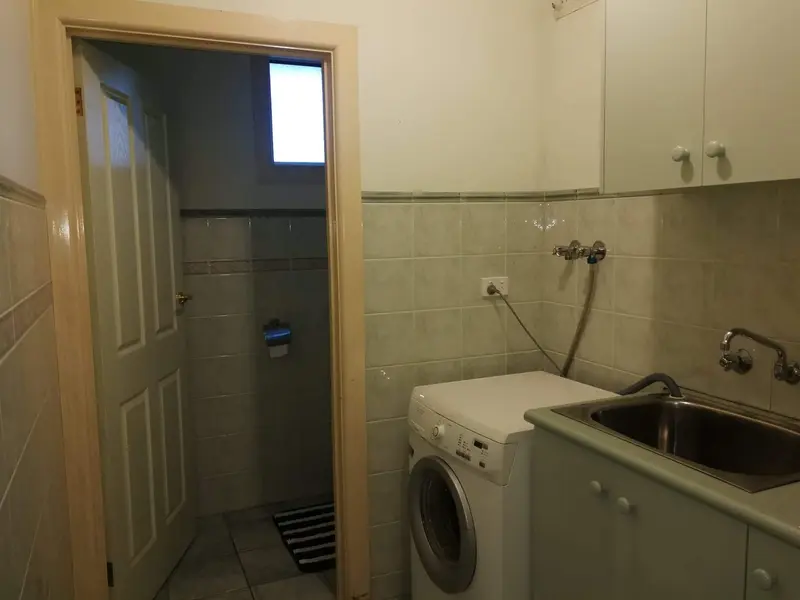 Marshall Ave, Laundry