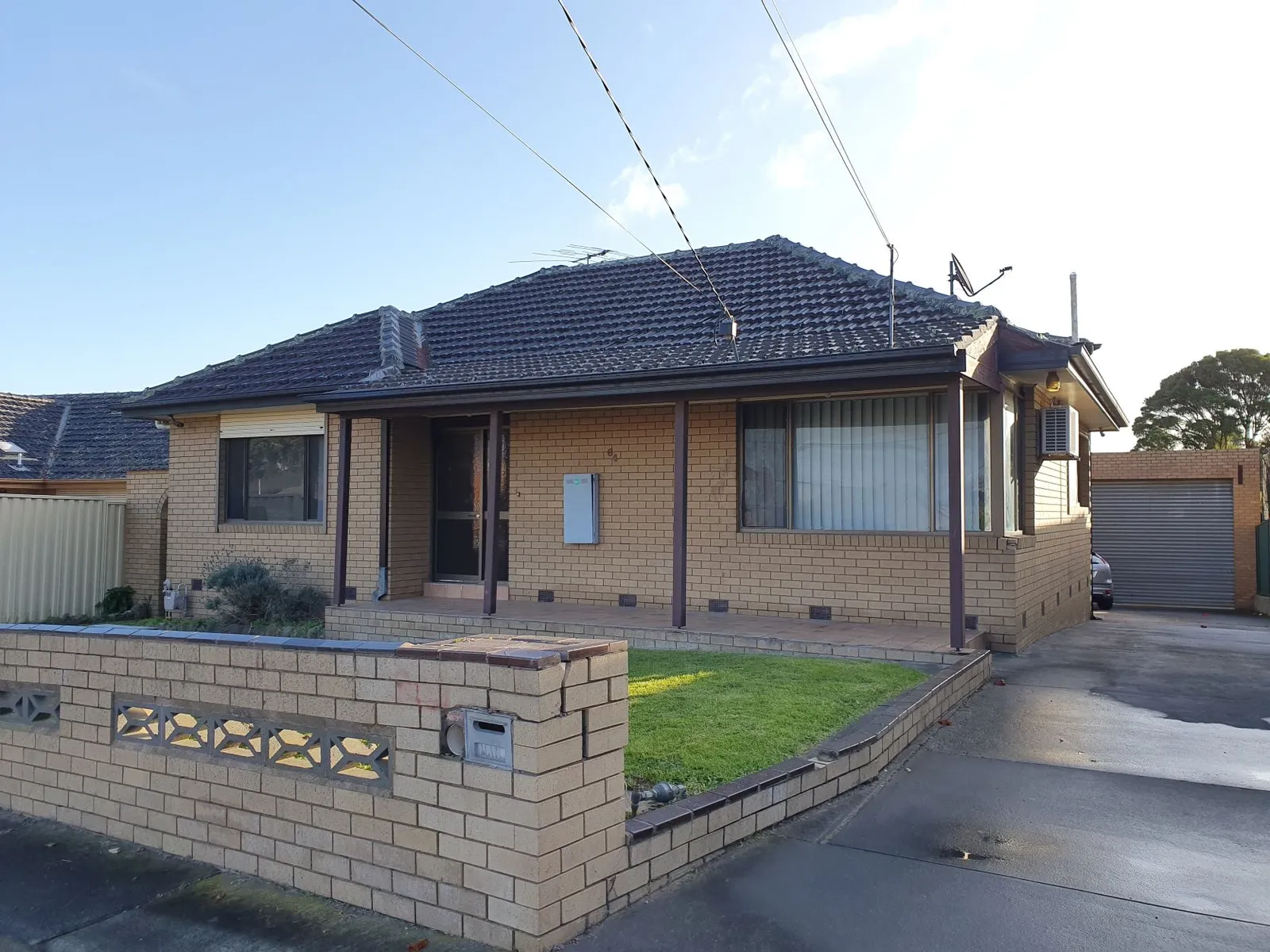 Royal Ave, Front