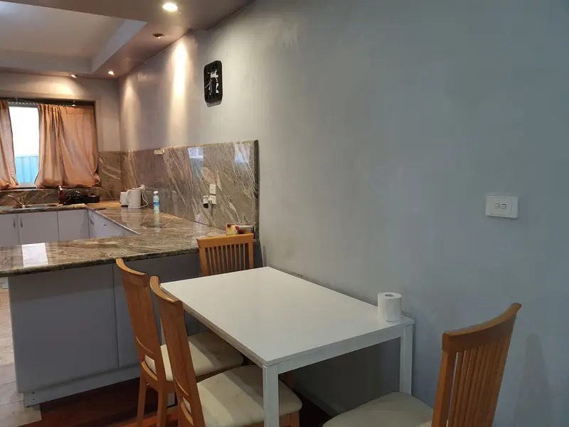 Royal Ave, Kitchen