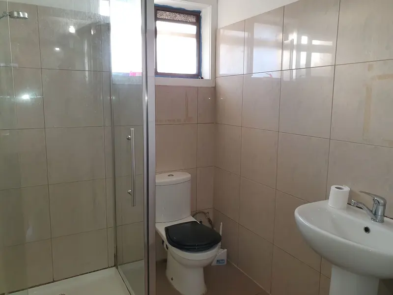 Royal Ave, Bathroom