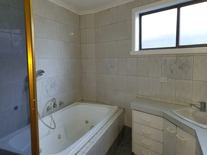 Royal Ave, Bathroom