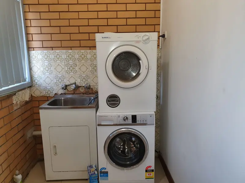 Royal Ave, Laundry