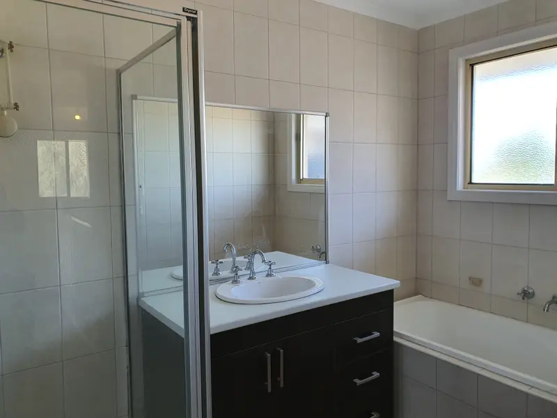 Stockdale Ave, Bathroom